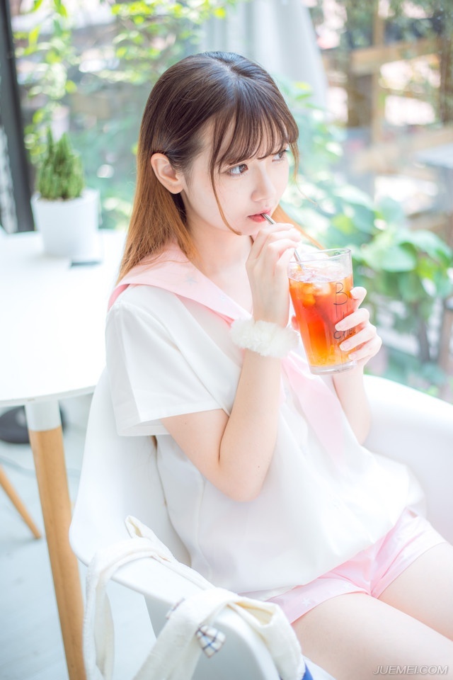 “原来如此，难怪敢硬撼我弩阵，只是不知那滕盾能支撑多久？”魏延闻言点点头，令旗挥动，继续保持着箭簇的射击，同时开始前移，三排人马不断调动着方位，前排的射手将箭匣射空之后，迅速后退，后排射手紧跟着继续射击，形成连绵不断的箭簇压制，而严颜也开始缩小阵型，向这边开来。